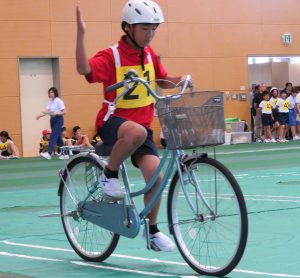 自転車に乗っている男の子の写真